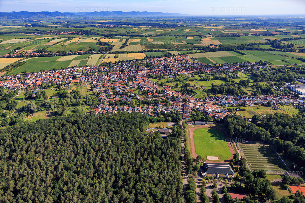 Luftbild: Stadion des TuS 1908 Schaidt und Sporthalle im Ortsteil Schaidt in Wörth im Bundesland Rheinland-Pfalz in Deutschland. Foto: IMG_083065.jpg vom 26.06.2015 durch Werner Riehm/FLY-FOTO.deWWW.TUS08-SCHAIDT.DE