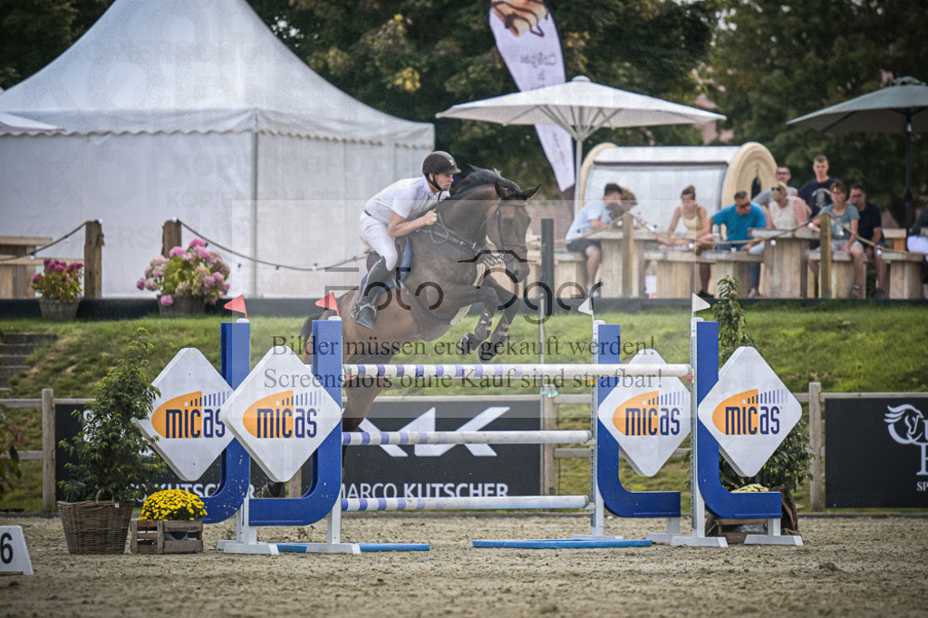DOS_2817 | Entdecke hochwertige Reitturnierfotos von Foto Oger. Professionell, emotional und authentisch – jetzt Lieblingsmomente im Shop bestellen.Deutschlandweite Turnierfotografie. - Realisiert mit Pictrs.com