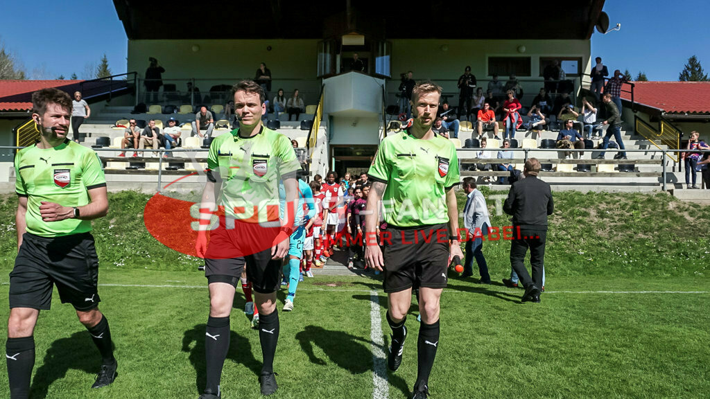 AUSTRIA U15 - MEXICO U15 | Gadler Philip (Referee) STEPHAN OREL (Assistant referee) Hartenberger Jürgen (Assistant referee) ; AUSTRIA U15 - MEXICO U15 am 29.04.2022 in Arnoldstein
(Sportplatz), AUSTRIA, (Photo by Ernst Krawagner sport-fan.at) - Realisiert mit Pictrs.com