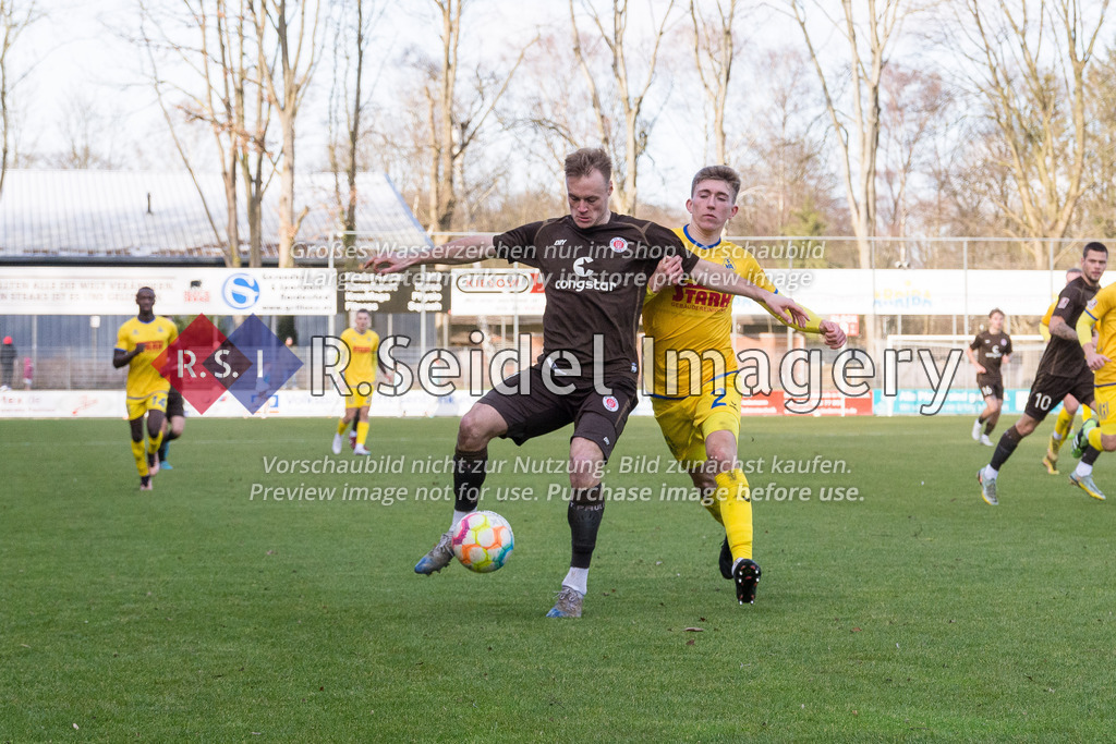 Fußball, Saison 2022/23, Regionalliga Nord, FC St. Pauli II - SV Atlas Delmenhorst, Edmund-Plambeck-Stadion (Norderstedt), 19.02.2023, 25. Spieltag | Johann Magnus Kilian Ludwig von Knebel Doeberitz (#17, FCSP), Philipp Johan Eggert (#2, SVA Delmenhorst)