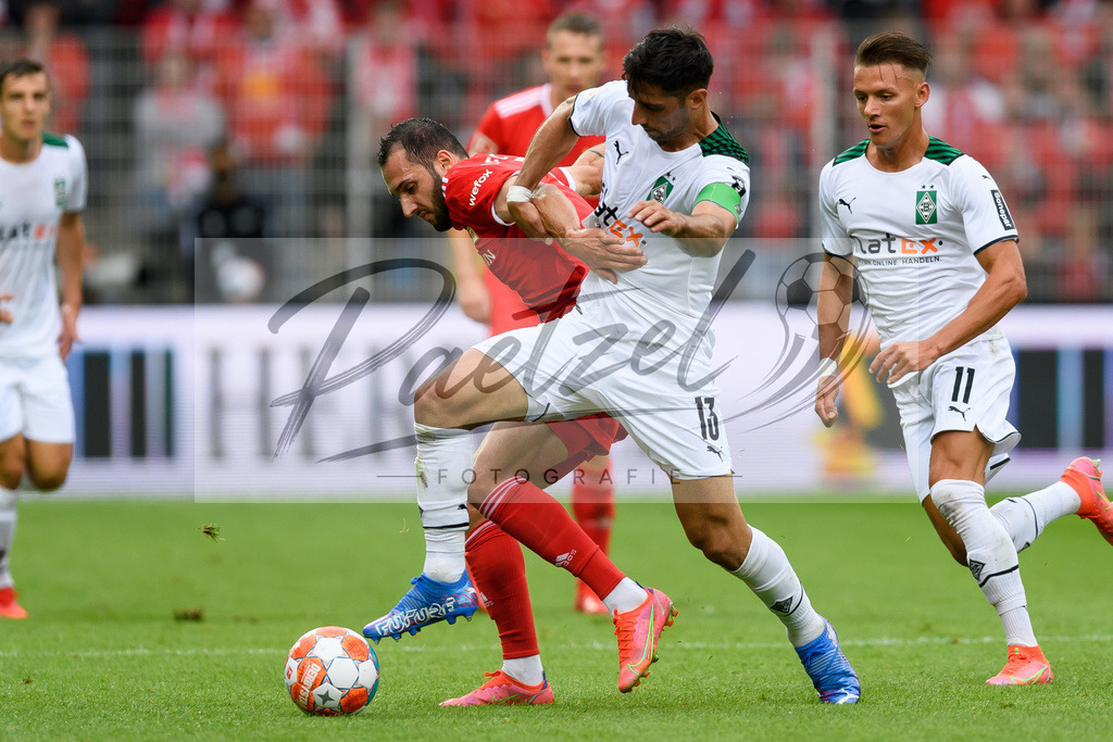 FCUBMG20210829_141 | Fussball, Herren: Levin Oeztunali (1.FC Union Berlin) und Lars Stindl (Borussia Moenchengladbach) im Zweikampf beim Spiel der 1. Bundesliga zwischen 1. FC Union Berlin und Borussia Moenchengladbach im Stadion An der Alten Foersterei am 29.08.2021 in Berlin, Deutschland. - Realisiert mit Pictrs.com