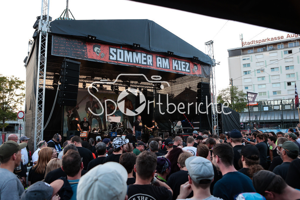 Sommer am Kiez | Die Kassierer spielen auf dem Augsburger Festival "Sommer am Kiez" und geben ihre Punkmusik zum Besten / Buehnenbild / Buehne