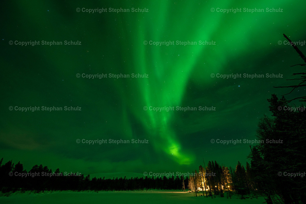 Polarlichter (Aurora Borealis) | Polarlichter über einer Holzhütte im Pallas-Yllästunturi-Nationalpark, Lappland, Finnland.  - Realisiert mit Pictrs.com
