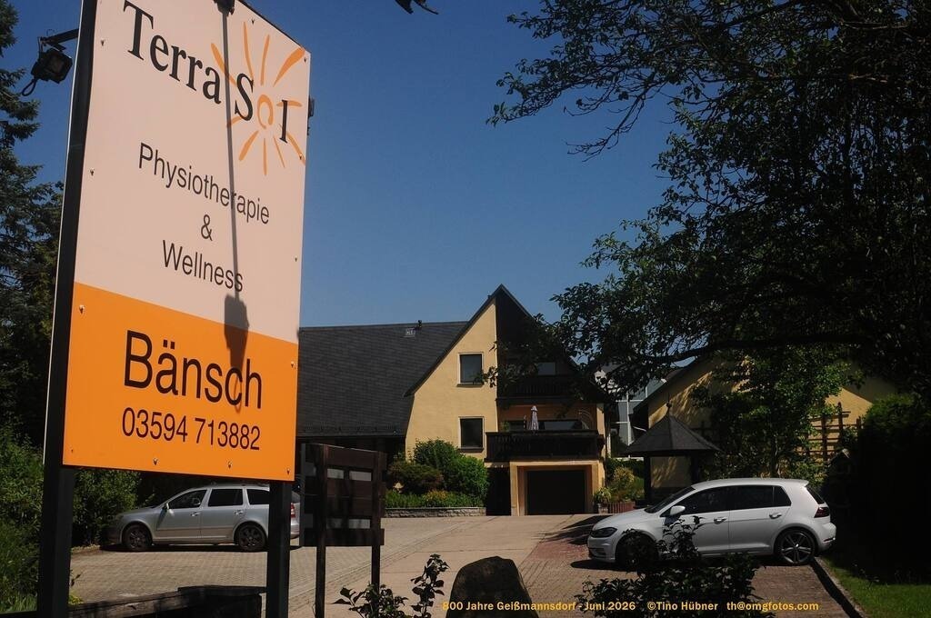 Geißmannsdorf-2026-Ortsbilder-069 | Geißmannsdorf bei Bischofswerda im Sommer 2026. Ein fotografischer Streifzug durch das Dorf Geißmannsdorf, mit Gebäuden, Straßen, Strohpuppen und geschmückten Vorgärten und Grundstücken anlässlich der 800-Jahr-Feier von Geißmannsdorf im Juni 2026 - Realisiert mit Pictrs.com
