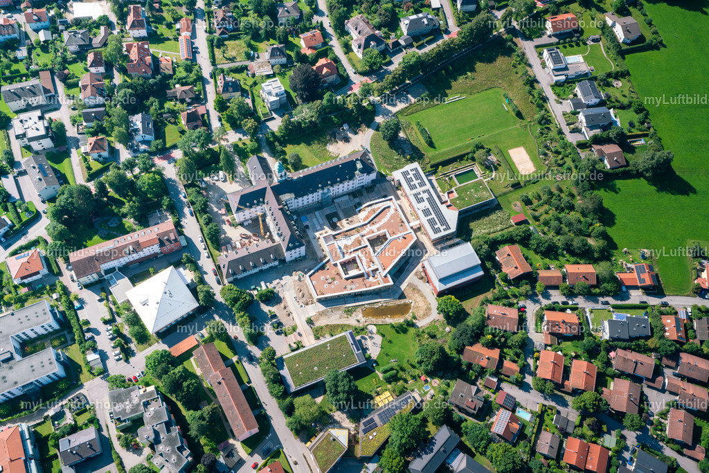 luftbild-traunstein-campus-st-michael-bruno-kapeller-2 | Senkrechtaufnahme des Campus St. Michael in Traunstein: Altbau des Studienseminars, der neue Lehmbau, Sportplatz und Gärten. Aufgenommen am 8. August 2025. - Realisiert mit Pictrs.com