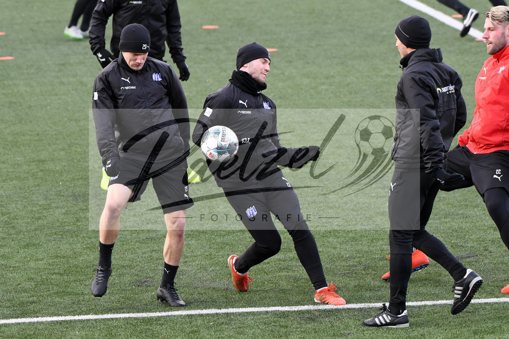 20200131_TRAOSN_0080 | Fußball, Herren: Bryan Henning (VfL Osnabrueck), David Blacha (VfL Osnabrueck) und Torhueter Philipp Kuehn (VfL Osnabrueck) im Zweikampf waehrend der Trainingseinheit des VfL Osnabrueck im Sportpark Illoshoehe am 31.01.2020 in Osnabrueck, Deutschland. - Realisiert mit Pictrs.com