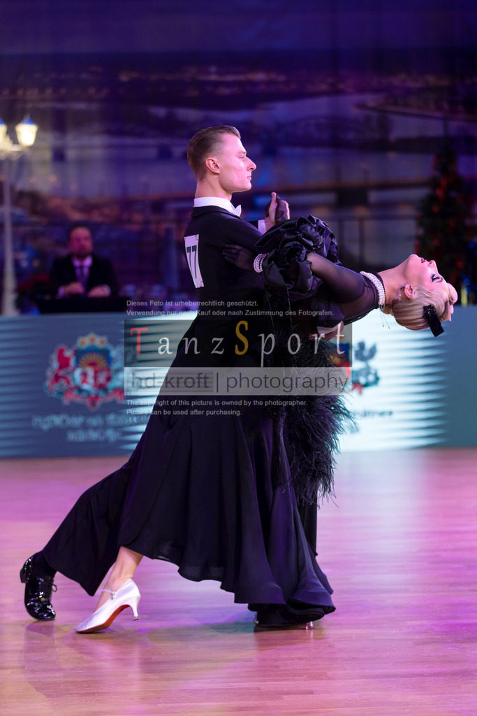 20241215_WDSF_Int_Open_Std-Riga-8775 | Tanzsportbilder, Standardtanz, Lateintanz, WDSF, DTV, LTVB, dancecomp, goc, hessen tanzt, blaues band der spree, walzer, tango, wiener walzer, slowfox, quickstepp, samba, rumba, cha-cha-cha, paso doble. jive, hd-kroft photography, turniertanzsport