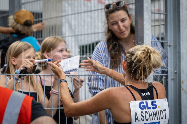 Deutsche Leichtathletik-Meisterschaften; Bochum-Wattenscheid, 25.07.2026 | Alica Schmidt (SCC Berlin) mit ihren Fans; Deutsche Leichtathletik-Meisterschaften am 25.07.2026 im Lorheide-Stadion, Bochum-Wattenscheid (Nordrhein-Westfalen).