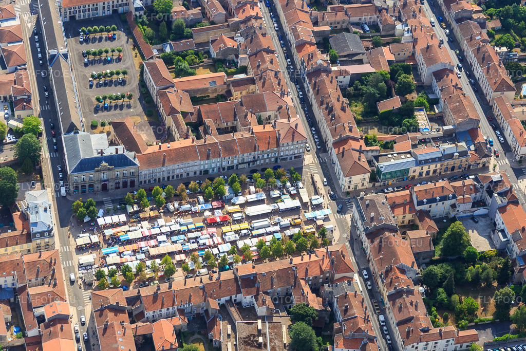 Vue aérienne: Étals du marché sur la place Léopold à le quartier Stainville Casernes in Lunéville dans le département Meurthe et Moselle, France.Photo: IMG_083170.jpg prise le 11/07/2015 par Werner Riehm/FLY-FOTO.euRésolution de l'original: 4733 x 3155 px