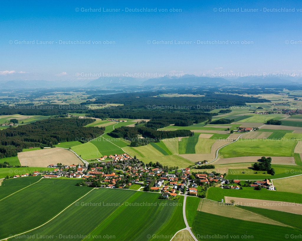 2600950 | TYRLACHING 09.06.2006 Landwirtschaftliche Nutzflächen und Feldgrenzen  umsäumen das Siedlungsgebiet des Dorfes in Tyrlaching im Bundesland Bayern, Deutschland // Agricultural land and field boundaries surround the settlement area of the village  in Tyrlaching in the state Bavaria, Germany Foto: Gerhard Launer