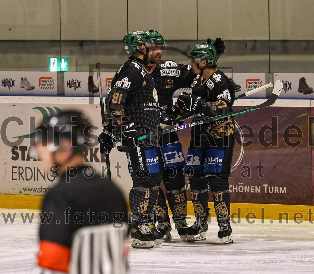 2024-03-01_124_TSV_Erding_gegen_ERSC_Amberg | Erding, Deutschland, 01.03.2024:
Eishockey, Bayernliga Playoffs 2023 / 2024, 5. Spieltag, TSV Erding gegen ERSC Amberg, Endergebnis: 9:0

Maximilian Forster (Erding Gladiators, #81), Thomas Plihal (Erding Gladiators, #39), Thomas Matheson (Erding Gladiators, #37)

Foto: Christian Riedel / fotografie-riedel.net