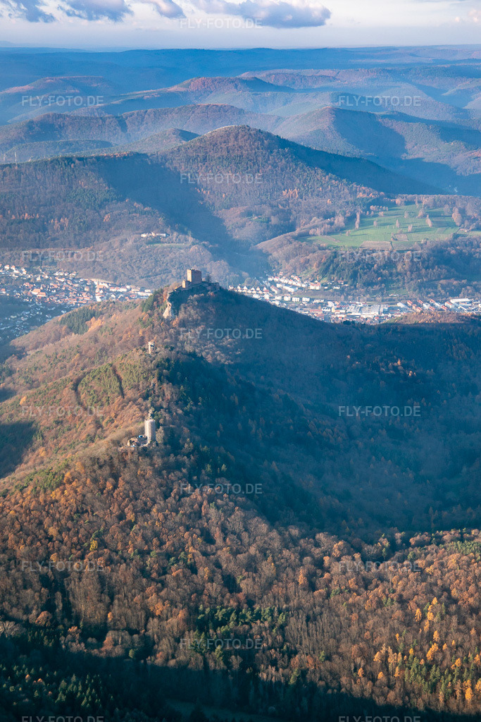 Luftbild: Die 3 Burgen: Münz, Anebos und Trifels von Südosten im Ortsteil Bindersbach in Annweiler im Bundesland Rheinland-Pfalz in Deutschland. Foto: IMG_135346.jpg vom 12.12.2022 durch Werner Riehm/FLY-FOTO.de