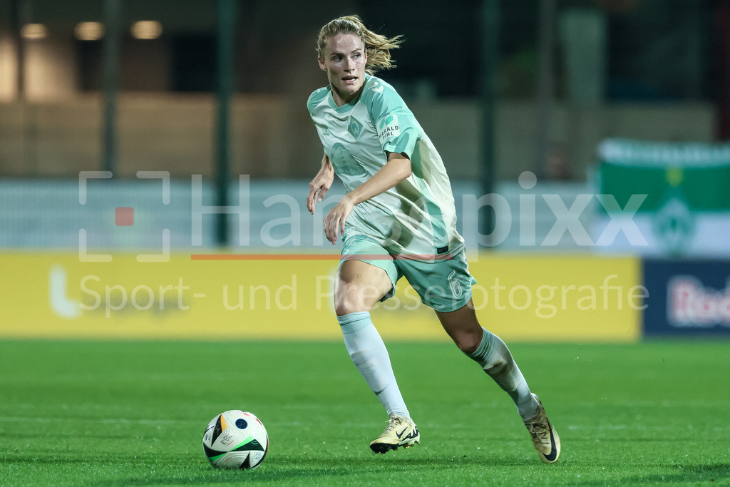 Fussball, Google Pixel Frauen-Bundesliga, RB Leipzig - SV Werder Bremen | v.li.: Reena Wichmann (SV Werder Bremen, 6) am Ball, Freisteller, Einzelbild, Ganzkörper, Aktion, Action, Spielszene, DIE DFB-RICHTLINIEN UNTERSAGEN JEGLICHE NUTZUNG VON FOTOS ALS SEQUENZBILDER UND/ODER VIDEOÄHNLICHE FOTOSTRECKEN. DFB REGULATIONS PROHIBIT ANY USE OF PHOTOGRAPHS AS IMAGE SEQUENCES AND/OR QUASI-VIDEO.
