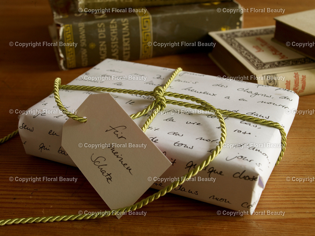Liebesbrief_Geschenkverpackung_11 | Onlineshop für hochwertige Wandbilder. Bei uns findet ihr selbstgestaltete Blumenmotive. Das perfekte Geschenk, als Praxisdeko oder die eigene Wohnung. Alle künstlerischen Blumenfotos sind auf Leinwand, FineArtPrint, Kunstdruck und vielem mehr zu erwerben - Realisiert mit Pictrs.com