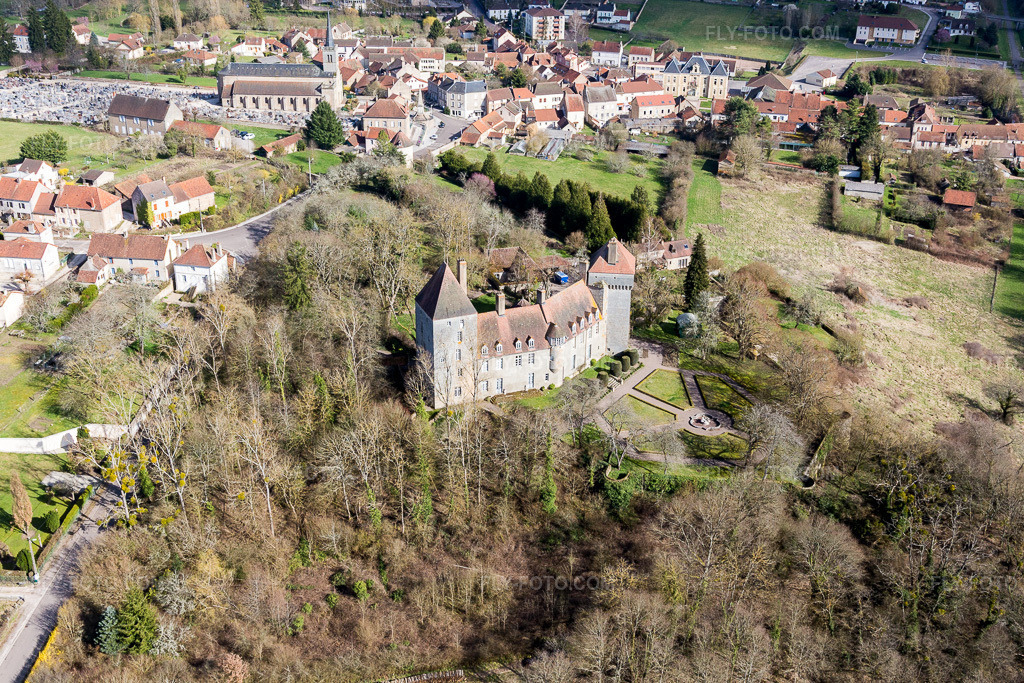 Aerial view: View of the town in Épinac in the state Saone et Loire, France. – Photo: IMG_105424.jpg taken on 04/01/2018 by Werner Riehm/FLY-FOTO.com – Resolution of the original: 4882 x 3254 px