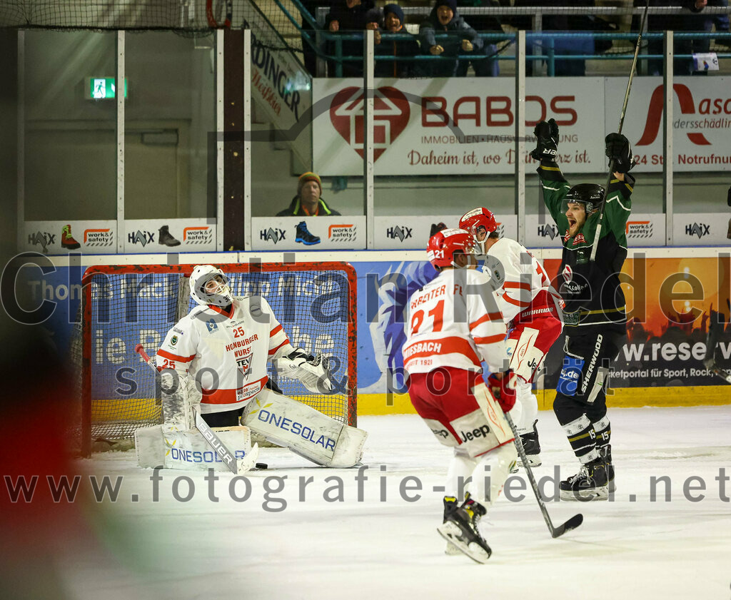 2023-03-10_047_TSV_Erding_gegen_TEV_Miesbach | Erding, Deutschland, 10.03.2023:
Eishockey, Bayernliga Playoffs 2022 / 2023, Halbfinale, TSV Erding gegen TEV Miesbach, Endergebnis: 2:0

Moritz Schlickenrieder (TEV Miesbach, #25), Felix Feuerreiter (TEV Miesbach, #21), Elias Maier (Erding Gladiators, #15)

Foto: Christian Riedel / fotografie-riedel.net