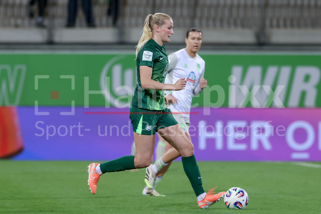 Fussball, Google Pixel Frauen-Bundesliga, VfL Wolfsburg - SV Werder Bremen | Camilla Küver (VfL Wolfsburg, 16) am Ball, Einzelbild, Ganzkörper, Aktion, Action, Spielszene, DIE DFB-RICHTLINIEN UNTERSAGEN JEGLICHE NUTZUNG VON FOTOS ALS SEQUENZBILDER UND/ODER VIDEOÄHNLICHE FOTOSTRECKEN. DFB REGULATIONS PROHIBIT ANY USE OF PHOTOGRAPHS AS IMAGE SEQUENCES AND/OR QUASI-VIDEO.