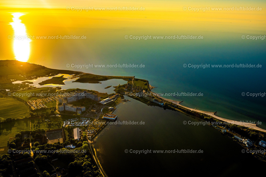 Heiligenhafen_ELS_9036030622 | HEILIGENHAFEN 03.06.2022 Ortsansicht der Straßen und Häuser Ferienanlage StranResort Seebrücke Heiligenhafen an der Ostsee- Küste im Bundesland Schleswig-Holstein. // City view of the streets and houses Ferienanlage StranResort pier Heiligenhafen on the Baltic Sea coast in the state of Schleswig-Holstein. Foto: Martin Elsen