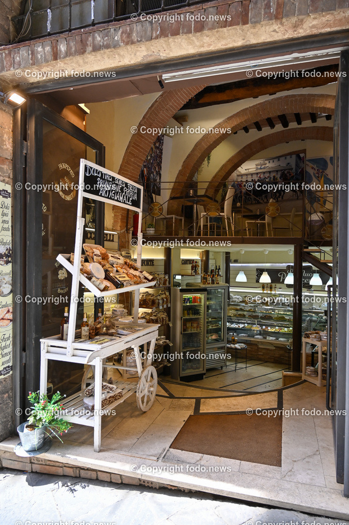 Italien_ Toscana_ Siena_ 27.05.2024-117 | 27.05.2024, Italien, ITA, Toskana, Siena im Bild Stadtansichten, Gebäude, Architektur, Touristen, Historisch, Souvenier, Piazza Del Campo, Dom von Siena


Siena ist Hauptstadt der Provinz Siena und gilt als eine der schönsten Städte der Toskana und Italiens. Die historische Altstadt gehört seit 1995 zum UNESCO-Welterbe. 

