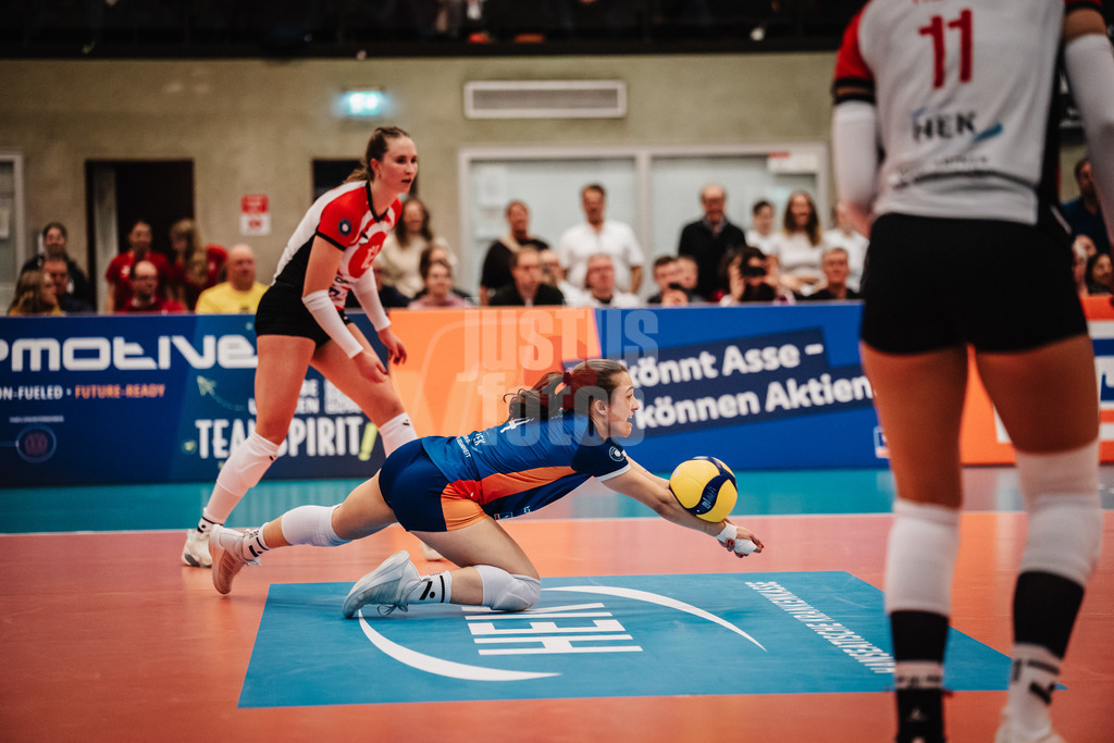 Volleyball | Frauen | Saison 2025/2026 | Volleyball Bundesliga | ETV Hamburger Volksbank Volleys vs. Binder Blaubären TSV Flacht | 06.12.2025 | Sarah Stiriz (#4, ETV Hamburger Volksbank Volleys) springt zum Ball