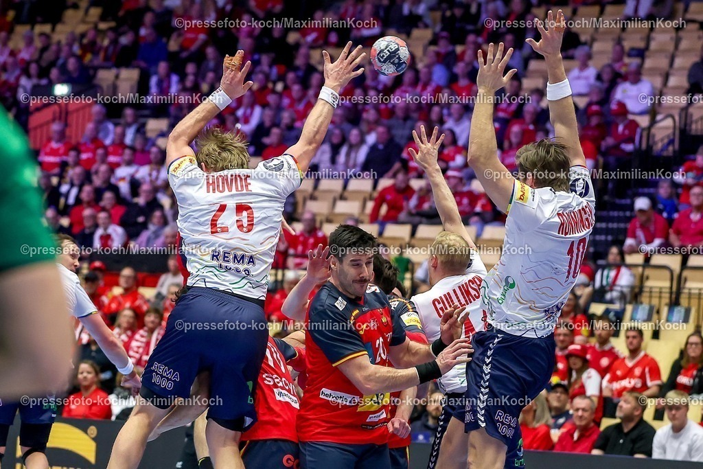 EHF22012602083 | 22.01.2026, Handball, Men's EHF EURO 2026, Spanien - Norwegen, Jyske Bank Boxen in Herning, Dänemark, Main Round:  Martin Hernes Hovde (Norway #25)  Vetle Ronningen (Norway #10) verteidigen am Kreis
