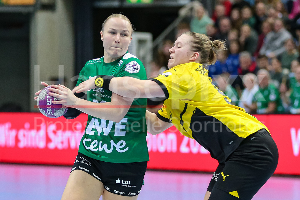Handball, Bundesliga Frauen, VfL Oldenburg - Borussia Dortmund | v.li.: Lotta Röpcke (VfL Oldenburg, 22) und Lisa Antl (Borussia Dortmund, BVB, 9) im Zweikampf, Duell, Spielszene, Aktion, Action
