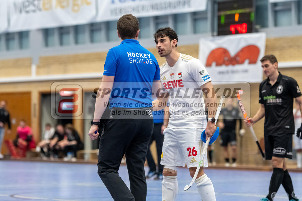 SFE_20240106_0048 | Neuss, Deutschland, 06.01.2024: Elian Mazkour (Rot-Weiss Köln) diskutiert waehrend des Spiels der Halle 1. Bundesliga Herren zwischen SW Neuss vs Rot-Weiss Köln im Stadionhalle (SW Neuss) am 06.01.2024 in Neuss, Deutschland. (Foto von Stephan Fehrmann)

Neuss, Germany, 06.01.2024: Elian Mazkour (Rot-Weiss Köln) discusses during the game of Halle 1. Bundesliga Herren between SW Neuss vs Rot-Weiss Köln in Stadionhalle (SW Neuss) at 06.01.2024 in Neuss, Deutschland. (Foto von Stephan Fehrmann)