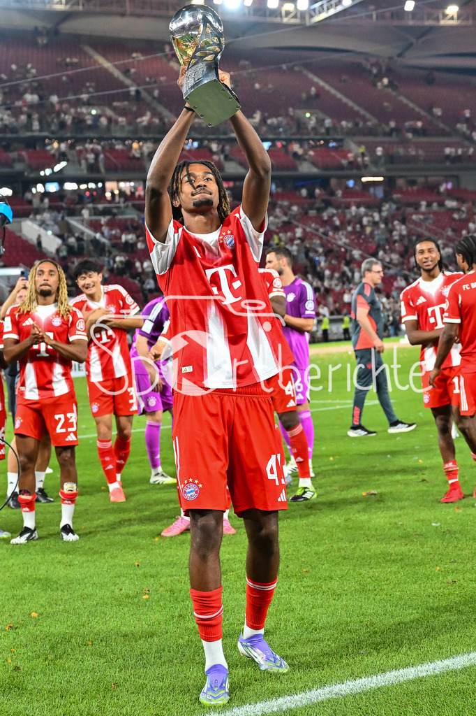 VfB Stuttgart - FC Bayern München | die Spieler des FC Bayern jubeln nach dem Sieg mit den Fans / Jubelfoto / Siegerfoto / im Bild Jonah KUSI-ASARE (FC Bayern Muenchen 41) /  Franz-Beckenbauer Supercup: VfB Stuttgart - FC Bayern München; MHP Arena am 16.08.2025