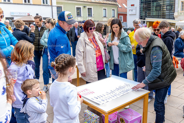 Eierpecken am Hauptplatz | Bildershop von pixelworld.at - Realisiert mit Pictrs.com