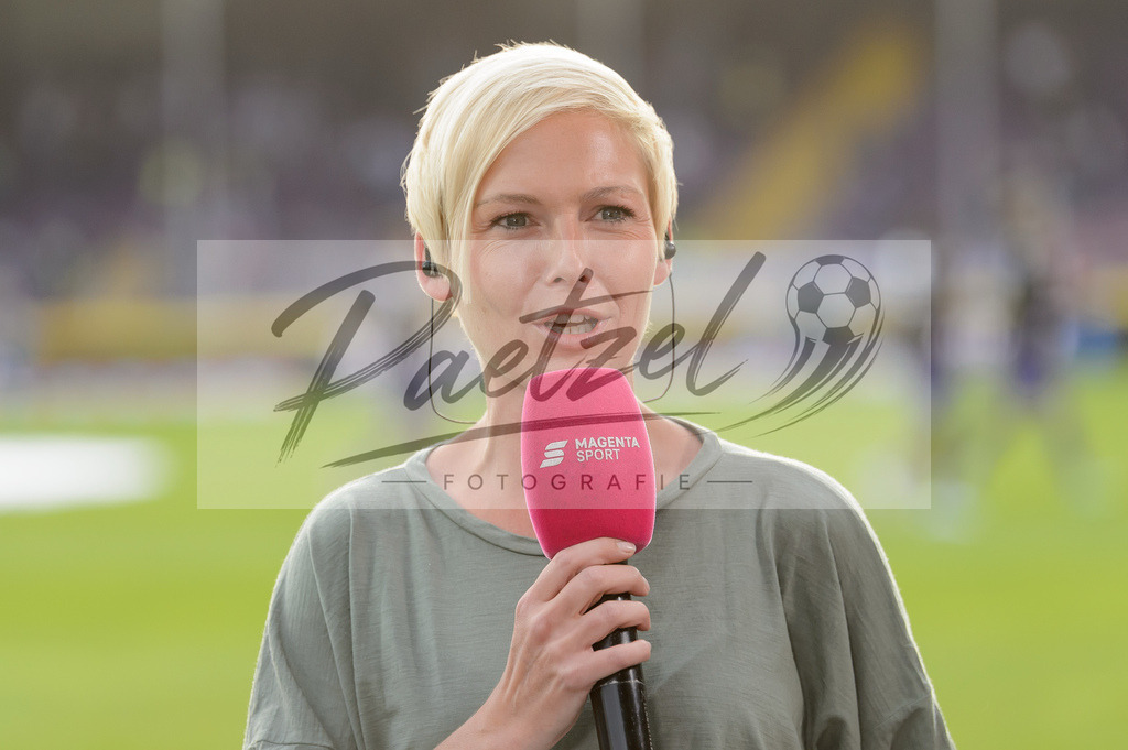 OSNVKO2021090620210906_261 | Fussball, Herren: MagetaSport-Moderatorin Anett Sattler schaut beim Spiel der 3. Liga zwischen VfL Osnabrueck und FC Viktoria Koeln im Stadion an der Bremer Bruecke am 06.09.2021 in Osnabrueck, Deutschland.DFB / DFL REGULATIONS PROHIBIT ANY USE OF PHOTOGRAPHS AS IMAGE SEQUENCES AND/OR QUASI-VIDEO. - Realisiert mit Pictrs.com