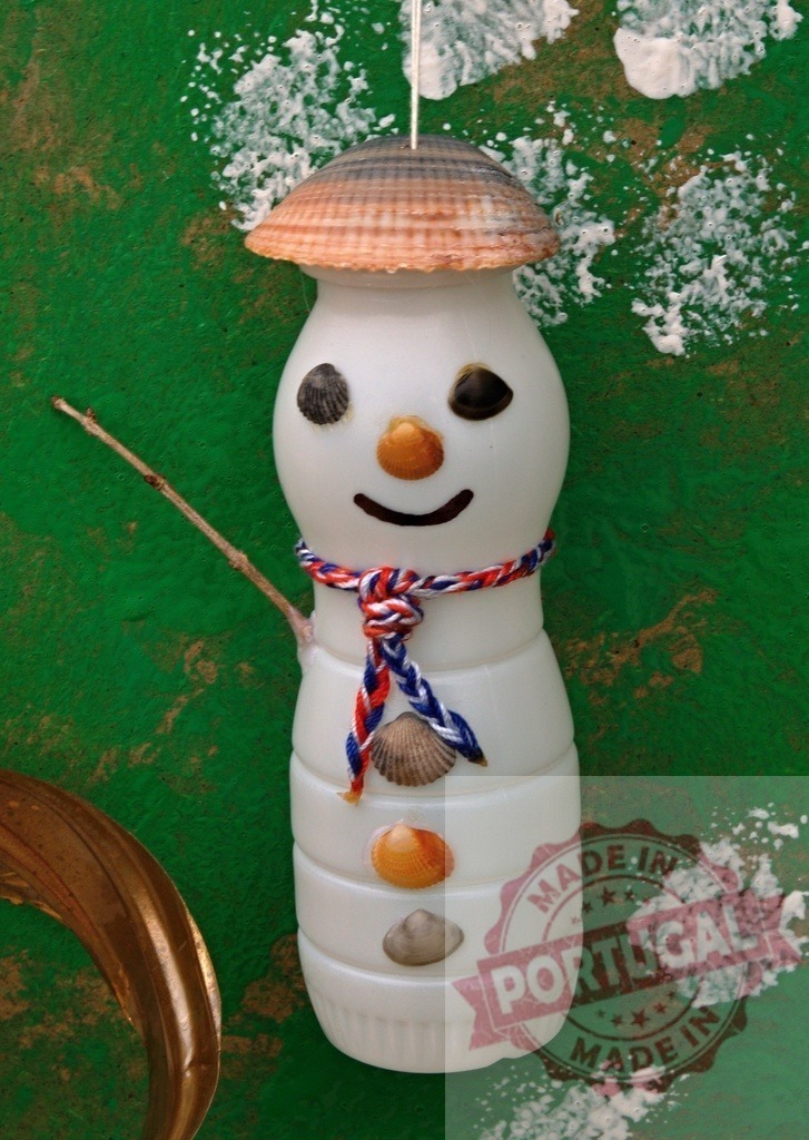 Snowman made with recycled plastic bottle wearing seashells and holding stick | Decorative snowman made with recycled materials including plastic bottle, seashells, and stick, promoting environmental awareness and creativity - Realisiert mit Pictrs.com
