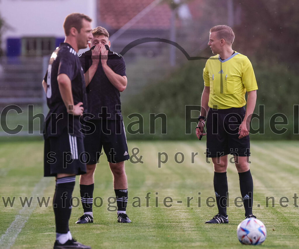 2023-08-25_024_FC_Finsing_gegen_FC_Lengdorf | Finsing, Deutschland, 25.08.2023:
Fußball, Kreisliga 2023 / 2024, 6. Spieltag, FC Finsing gegen FC Lengdorf, Endergebnis: 5:0

Patrick Forchhammer (FC Finsing, #13), Schiedsrichter Etienne Fromme

Foto: Christian Riedel / fotografie-riedel.net