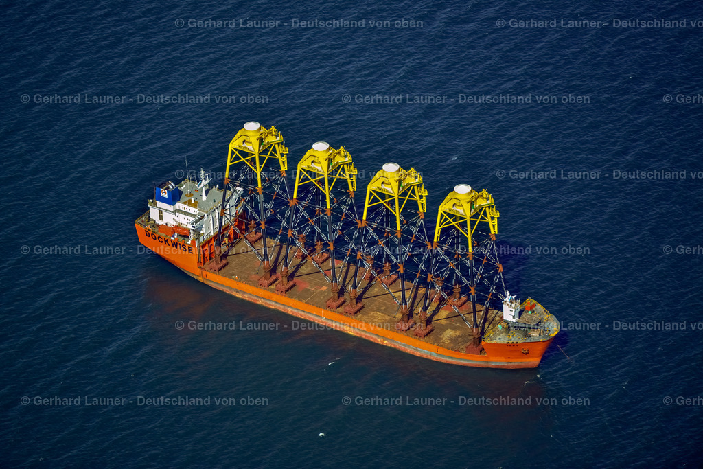 3637875 | SASSNITZ 25.08.2016 Schiff - Spezialschiff TERN in Fahrt mit Jackets - Tragstrukturen - Fundamenten für Offshore - Windkraftanlagen beim Verlassen des Küstenbereiches in Sassnitz an der Ostseeküste im Bundesland Mecklenburg-Vorpommern, Deutschland. Die Dockwise B.V. ist ein Spezialunternehmen für Schwerguttransporte auf dem Wasserweg. Weiterführende Informationen bei: Boskalis,  EEW Holding GmbH &amp; Co. KG,  OWT - Offshore Wind Technologie GmbH. // Ship - special ship TERN traveling with jackets - supporting structures - foundations for offshore - wind turbines when leaving the coastal area in Sassnitz on the Baltic Sea coast in the state Mecklenburg-West Pomerania, Germany. Dockwise B.V. is a specialist company for heavy goods transport by water. Further information at: Boskalis,  EEW Holding GmbH &amp; Co. KG,  OWT - Offshore Wind Technologie GmbH. Foto: Gerhard Launer