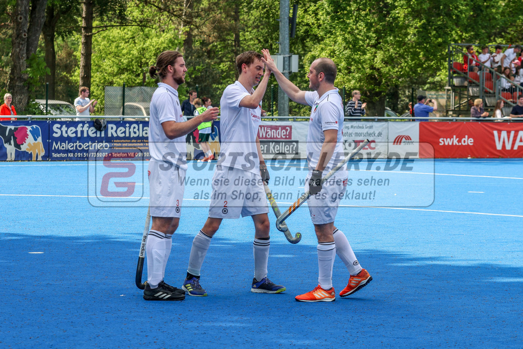 MJ_2023-05-13 Herren CHTC - MHC-67 | Timo Kossol (Crefelder HTC #3), Julius Breucker (Crefelder HTC #2) &amp; Max van Laak (Crefelder HTC #5), Crefelder HTC - Mannheimer HC am 13.5.2023 in der Gerd-Wellen-Sportanlage, Krefeld