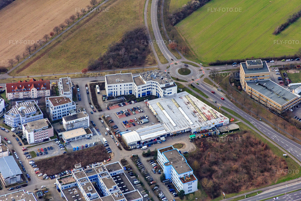Luftbild: Einkaufszentrum am Sandfeld und LUTZ + GRUB ACADEMY GmbH im Ortsteil Neureut in Karlsruhe im Bundesland Baden-Württemberg in Deutschland. Foto: IMG_086387.jpg vom 26.02.2016 durch Werner Riehm/FLY-FOTO.deWWW.LUTZUNDGRUB.DE