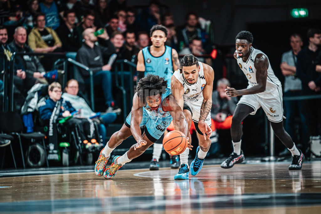 Basketball | Männer | Saison 2024/2025 | easyCredit Basketball Bundesliga | 14. Spieltag | Veolia Towers Hamburg vs. Basketball Löwen Braunschweig | 30.12.2024 | v.l. Jonathan Stove (#22, Veolia Towers Hamburg) und Chavares Alexander Flanigan (#11, Basketball Löwen Braunschweig)