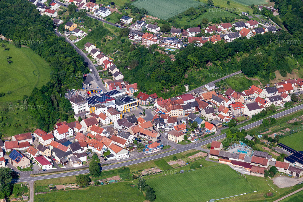 Luftbild: Ortsansicht aus Nordosten im Ortsteil Roßstadt in Eltmann im Bundesland Bayern in Deutschland. Foto: IMG_099845.jpg vom 25.05.2017 durch Werner Riehm/FLY-FOTO.de
