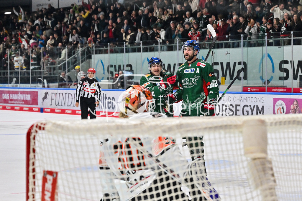 Augsburger Panther - Löwen Frankfurt | Jubel der Panther nach dem Treffer zum 3-1 durch Alexandre GRENIER (Augsburger Panther 82), Tor / Torschuetze / Freude / Happy / beim match zwischen den Augsburger Panthern und den Löwen Frankfurt am 8. Spieltag der Penny DEL im Curt Frenzel Stadion am 19.10.2025