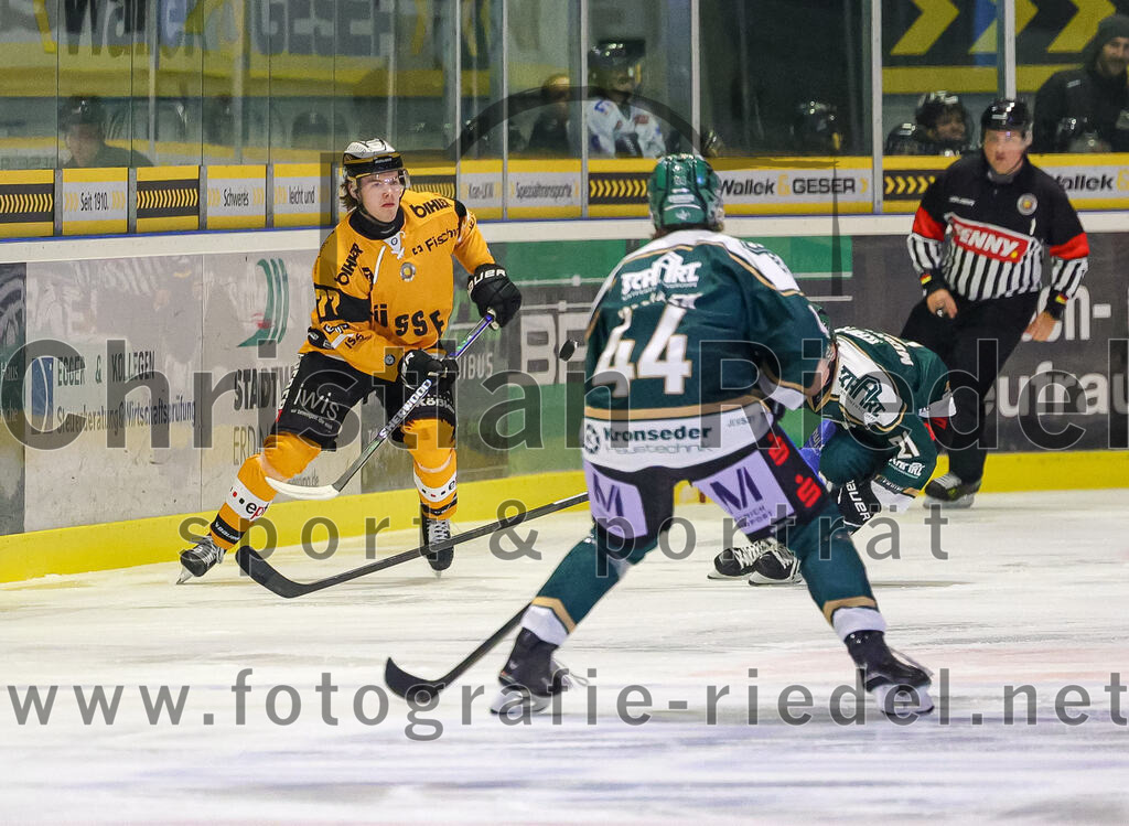 2025-11-02_019_TSV_Erding_gegen_EV_Fuessen | Erding, Deutschland, 02.11.2025:Eishockey, Oberliga Süd 2025 / 2026, 15. Spieltag, TSV Erding gegen EV Füssen, Endergebnis: 2:6Aaron Besle (EV Füssen, #77), Paul Wallek (Erding Gladiators, #44), Philipp Michl (Erding Gladiators, #77)Foto: Christian Riedel / fotografie-riedel.net