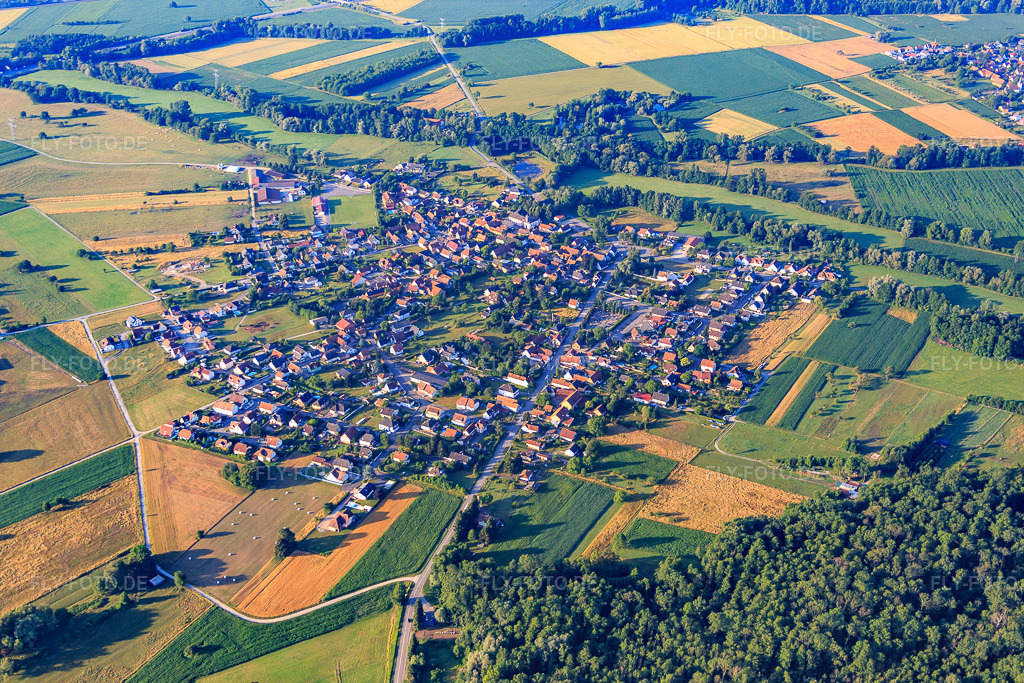 Luftbild: Ortsansicht von Norden in Forstfeld im Bundesland Bas-Rhin in Frankreich. – Foto: IMG_082911.jpg vom 26.06.2015 durch Werner Riehm/FLY-FOTO.de – Auflösung des Originals: 5472 x 3648 px
