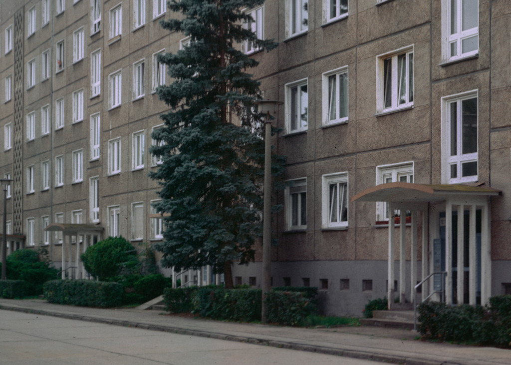Hoyerswerda | Im WK VIII / 5-Geschosser (Typ P2) – Ostmoderne - Realisiert mit Pictrs.com
