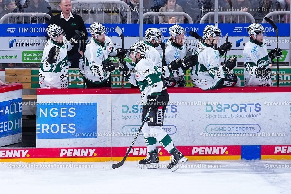 xYDRx12122501040 | 12.12.2025, xydrx, Eishockey, DEL2, Düsseldorfer EG - Bietigheim Steelers, PSD Bank Dome Düsseldorf: Torjubel nach dem Tor zum 3:1 für die Bietigheim Steelers durch Torschütze Filip Reisnecker (Bietigheim Steelers #52) zusammen mit dem TeamPhoto: xYannisxDreimannxPressefotoKochx
