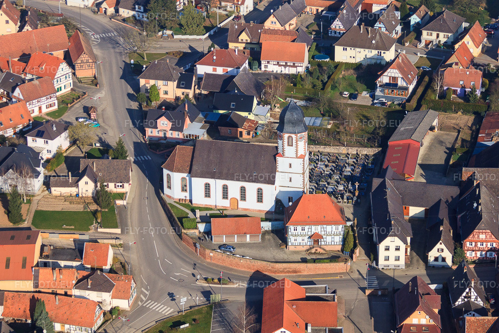 Vue aérienne: Église Sainte-Marguerite de Niederlauterbach et cimetière à Niederlauterbach dans le département Bas Rhin, France – .Photo: IMG_62668.jpg prise le 09/03/2014 par Werner Riehm/FLY-FOTO.eu – Résolution de l'original: 4477 x 2985 px