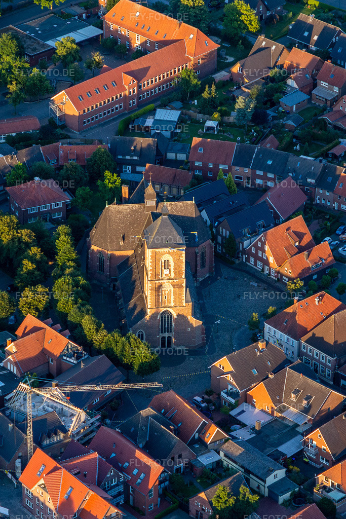 Luftbild: St. Walburga im Ortsteil Ramsdorf in Velen im Bundesland Nordrhein-Westfalen in Deutschland. Foto: IMG_008068.jpg vom 12.07.2020 durch Werner Riehm/FLY-FOTO.de