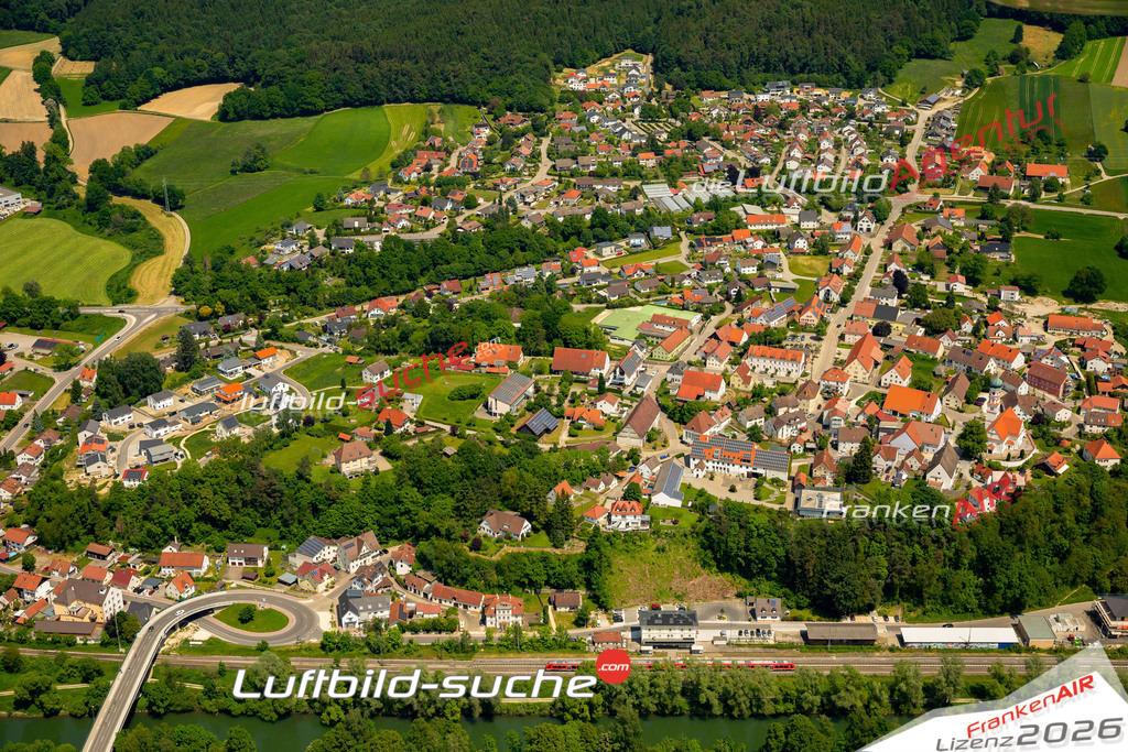 Das Luftbild zeigt  Kellmünz an der Iller - Die Luftaufnahme wurde 2023 vom UL-Flugzeug aus erstellt ( keine Drohne ) - Hochauflösende Luftaufnahme - Für grossformatige Ausdrucke geeignet. Die Geschenkidee !Mit Lizenz und Bildrechte bestellbar