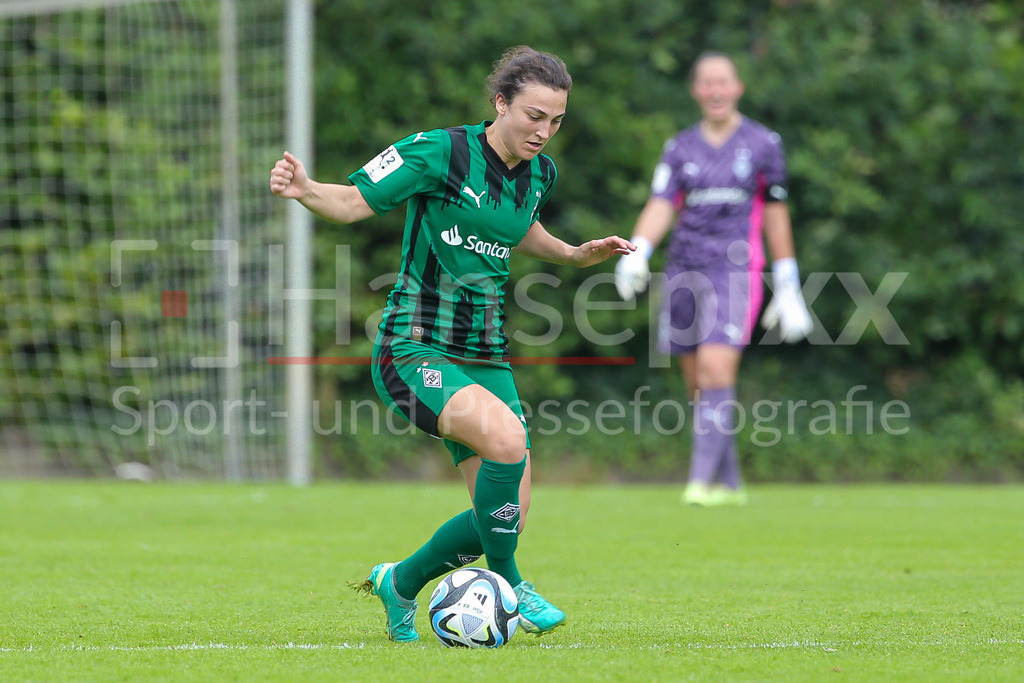 Fussball, 2. Frauen-Bundesliga, Hamburger SV - Borussia Möchengladbach | v.li.: Kristina Bartsch (Borussia Mönchengladbach, 22) am Ball, Einzelbild, Ganzkörper, Aktion, Action, Spielszene, DIE DFB-RICHTLINIEN UNTERSAGEN JEGLICHE NUTZUNG VON FOTOS ALS SEQUENZBILDER UND/ODER VIDEOÄHNLICHE FOTOSTRECKEN. DFB REGULATIONS PROHIBIT ANY USE OF PHOTOGRAPHS AS IMAGE SEQUENCES AND/OR QUASI-VIDEO.