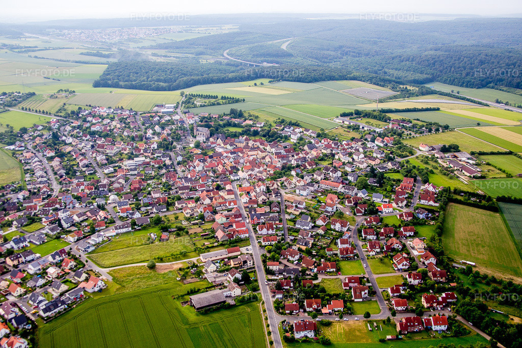 Luftbild: landwirtschaftlichen Feldern und Nutzflächen in Waldbrunn im Bundesland Bayern in Deutschland. Foto: IMG_089769.jpg vom 11.06.2016 durch Werner Riehm/FLY-FOTO.de