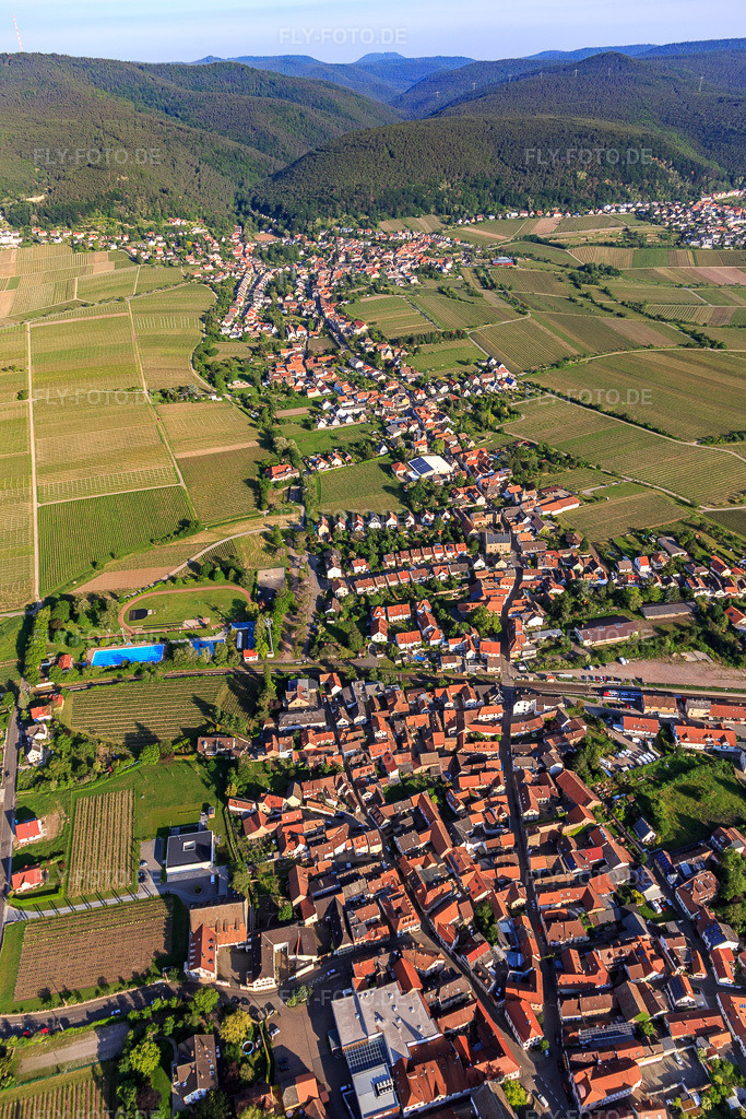 Luftbild: Kurpfalzstraße von Osten im Ortsteil Mußbach in Neustadt im Bundesland Rheinland-Pfalz in Deutschland. Foto: IMG_114186.jpg vom 26.05.2019 durch Werner Riehm/FLY-FOTO.de