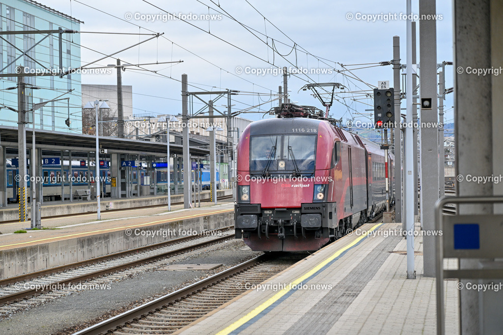 Hauptbahnhof Linz_ Bahnhofshalle_ Bahnsteig_ 26.12.2023-41 | 26.12.2023, Hauptbahnhof Linz, AUT, Bahnhofshalle und Bahnsteig, im Bild Bahnhofshalle, Bahnsteig, Zug, Fahrgaeste, Ticket, Ticketautomat, OEBB, Reisende, Gepaeck, Railjet, Westbahn, ICE, DB, Schild, Anzeigetafel, Linz