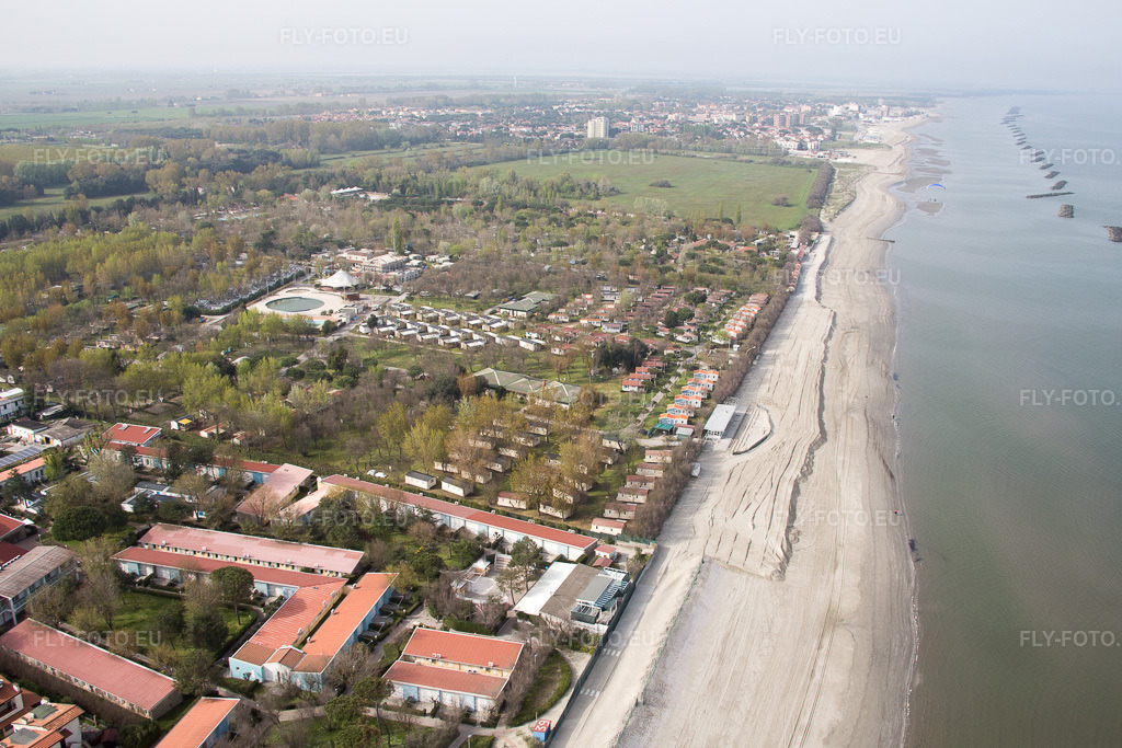 Vue aérienne: Camping familial Vigna sul Mar à le quartier Lido di Pomposa-Lido degli Scacc in Comacchio dans le département Ferrara, Italie. Photo: IMG_087238.jpg prise le 05/04/2016 par Werner Riehm/FLY-FOTO.eu – Résolution de l'original: 4981 x 3321 px